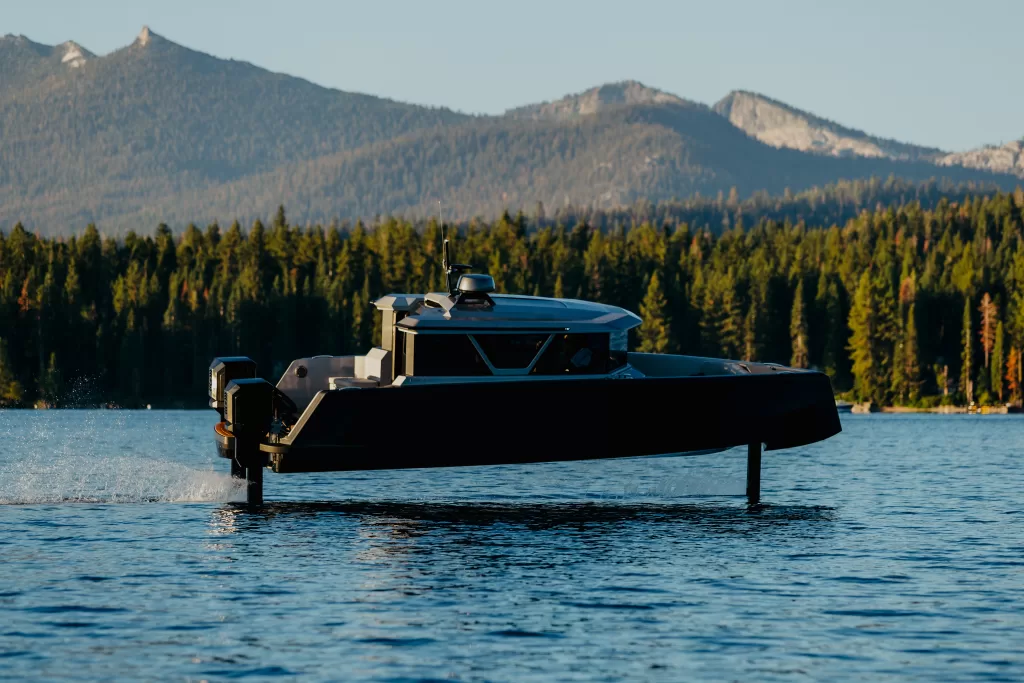 Navier's electric hydrofoiling boat