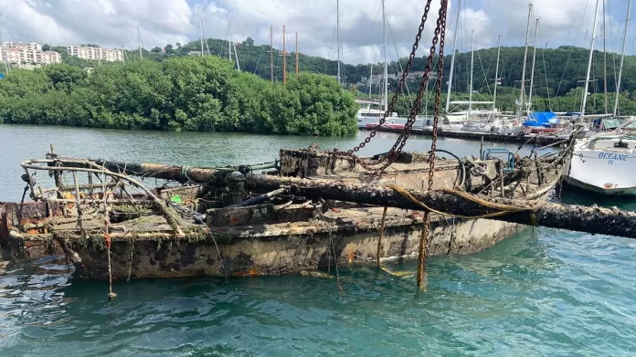 One of the abandoned boats in Martinique, photo courtesy APER