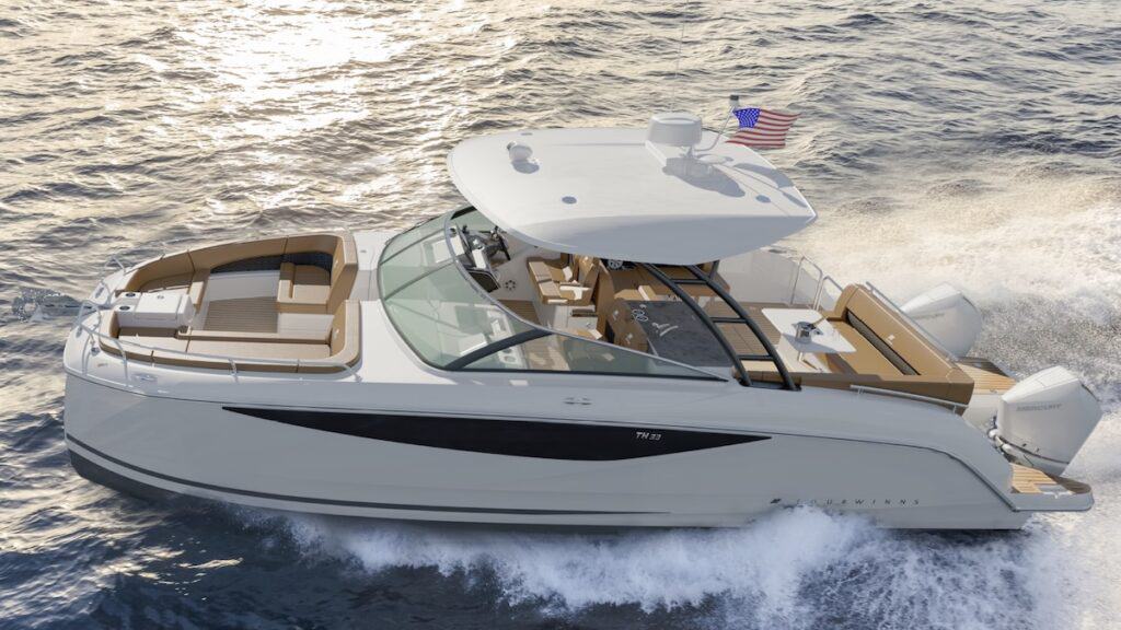 Four Winns debuts two new power catamarans